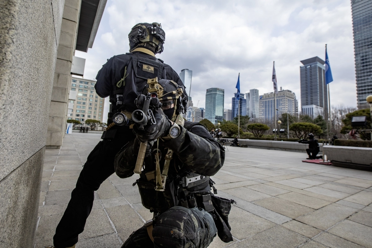 대테러 특수임무단이 한국방송공사 추가 테러위협에 대비해 경계를 실시하고 있다. 기사와 관련 없음. 2024.3.6 육군 서울 공보과 제공