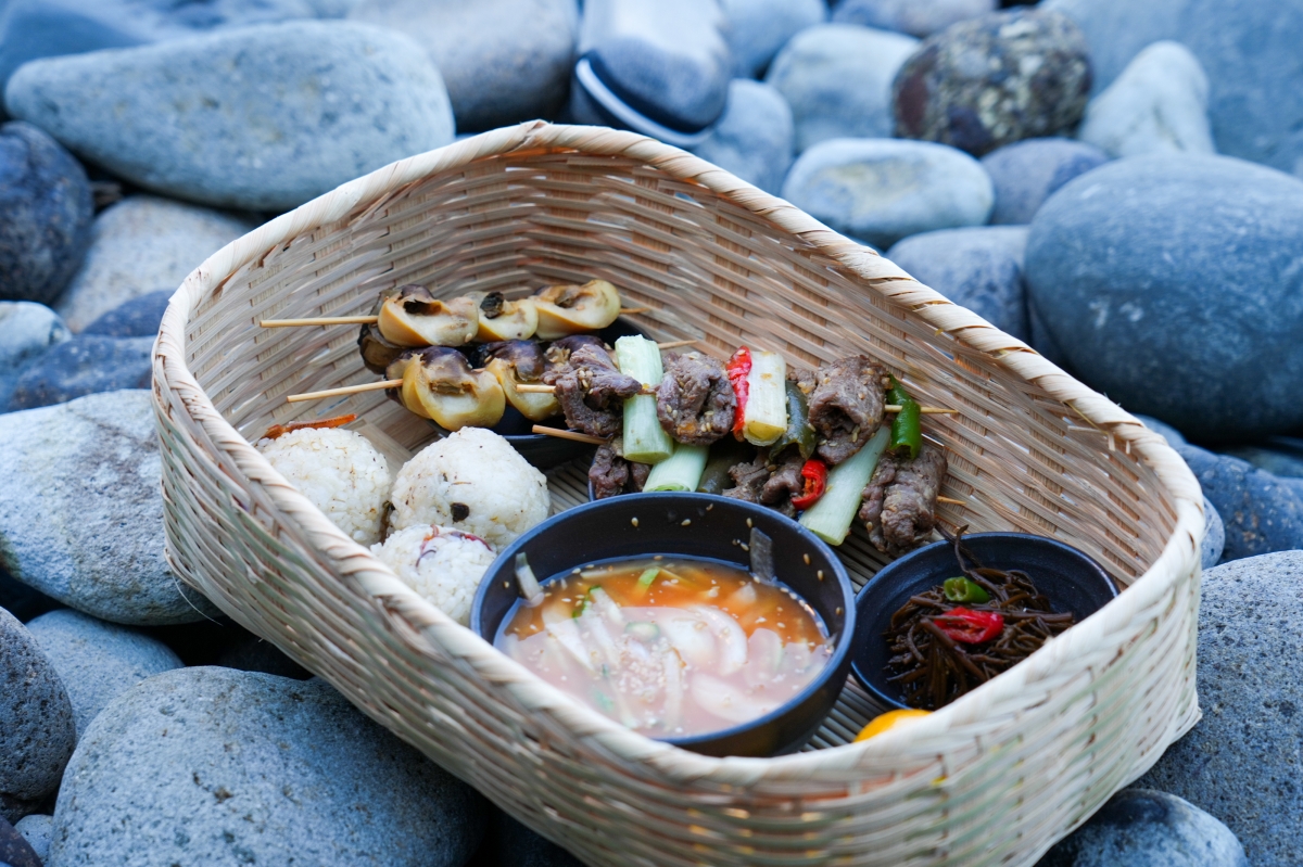 제주해녀들이 8일 독도에서 물질 시연 후 독도 등대지기, 중앙119 소방관 등 독도 근무자 6명에게 정성껏 준비한 ‘제주해녀 밥상’을 전달했다. 제주도 제공