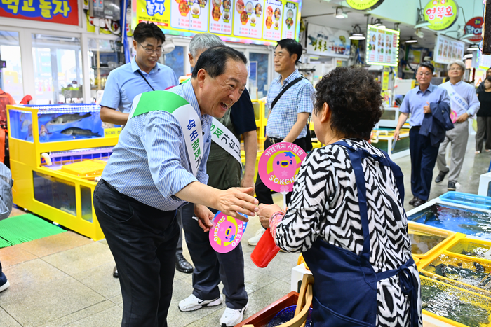 이병선(사진 왼쪽) 강원 속초시장은 지난달 31일 대포항 일원에서 민생경제 회복을 위한 소비촉진 캠페인을 펼쳤다. 속초시 제공