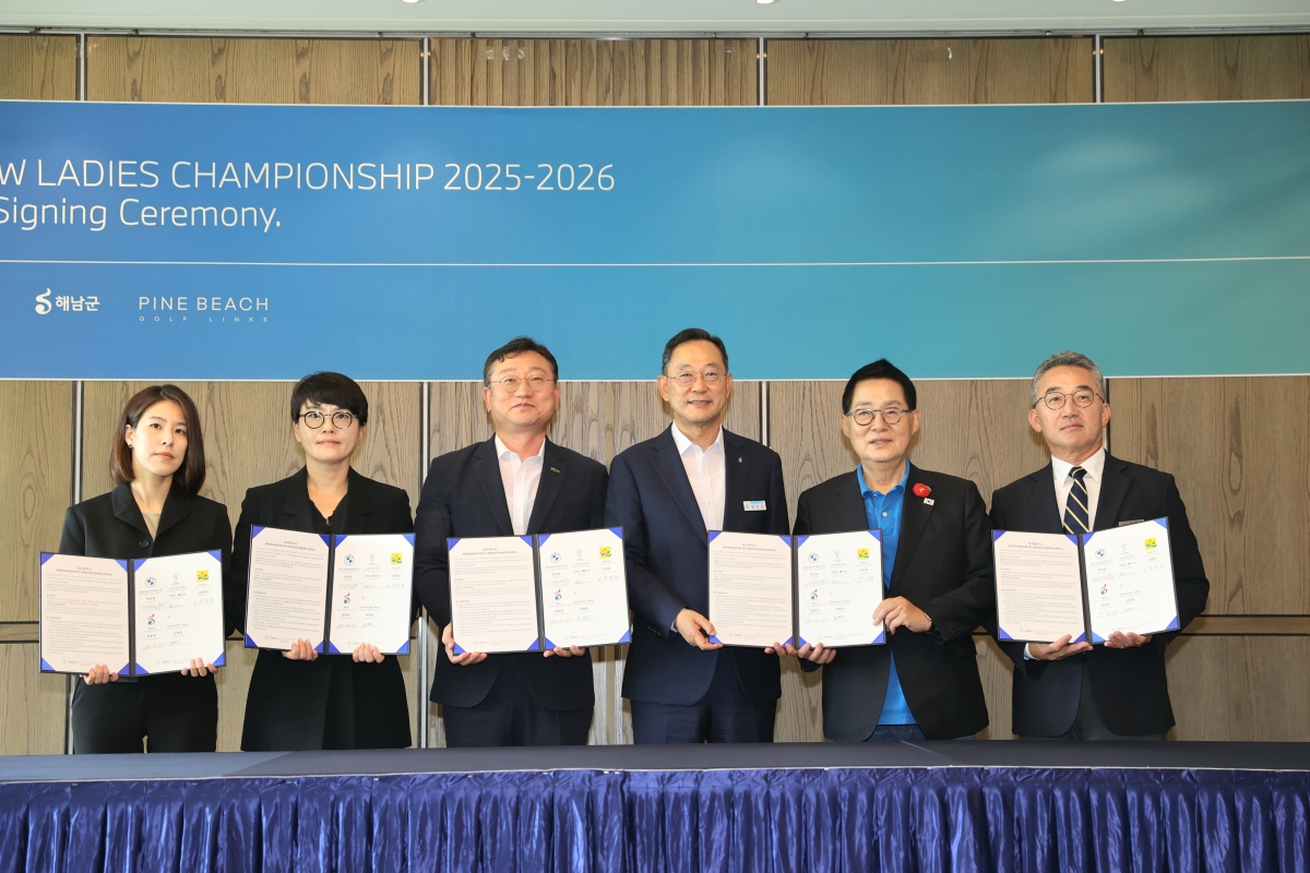 8일 전남 해남 파인비치CC 클럽하우스에서 열린 ‘LPGA BMW 레이디스 챔피언십’ 유치 업무협약식에서 (왼쪽부터) 서윤정 LPGA 아시아 이사, 주양예 BMW코리아 본부장, 명창환 전남도 행정부지사, 명현관 해남군수, 박지원 더불어민주당 국회의원, 허명호 파인비치 대표가 기념촬영을 하고 있다.