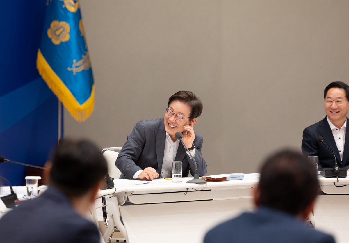 이재명 대통령이 1일 서울 용산 대통령실 청사에서 열린 전국 시도지사 간담회에서 밝은 표정을 짓고 있다. 뉴시스