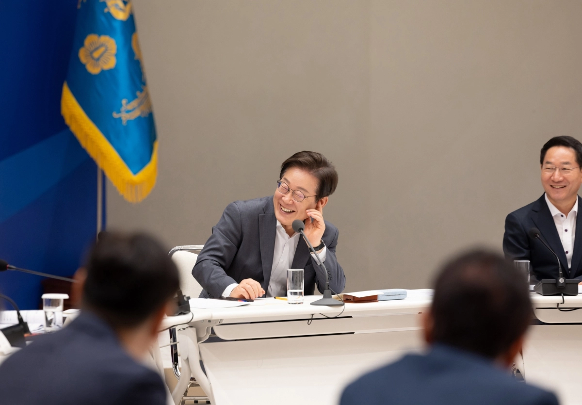 이재명 대통령이 1일 서울 용산 대통령실 청사에서 열린 전국 시도지사 간담회에서 밝은 표정을 짓고 있다. 뉴시스