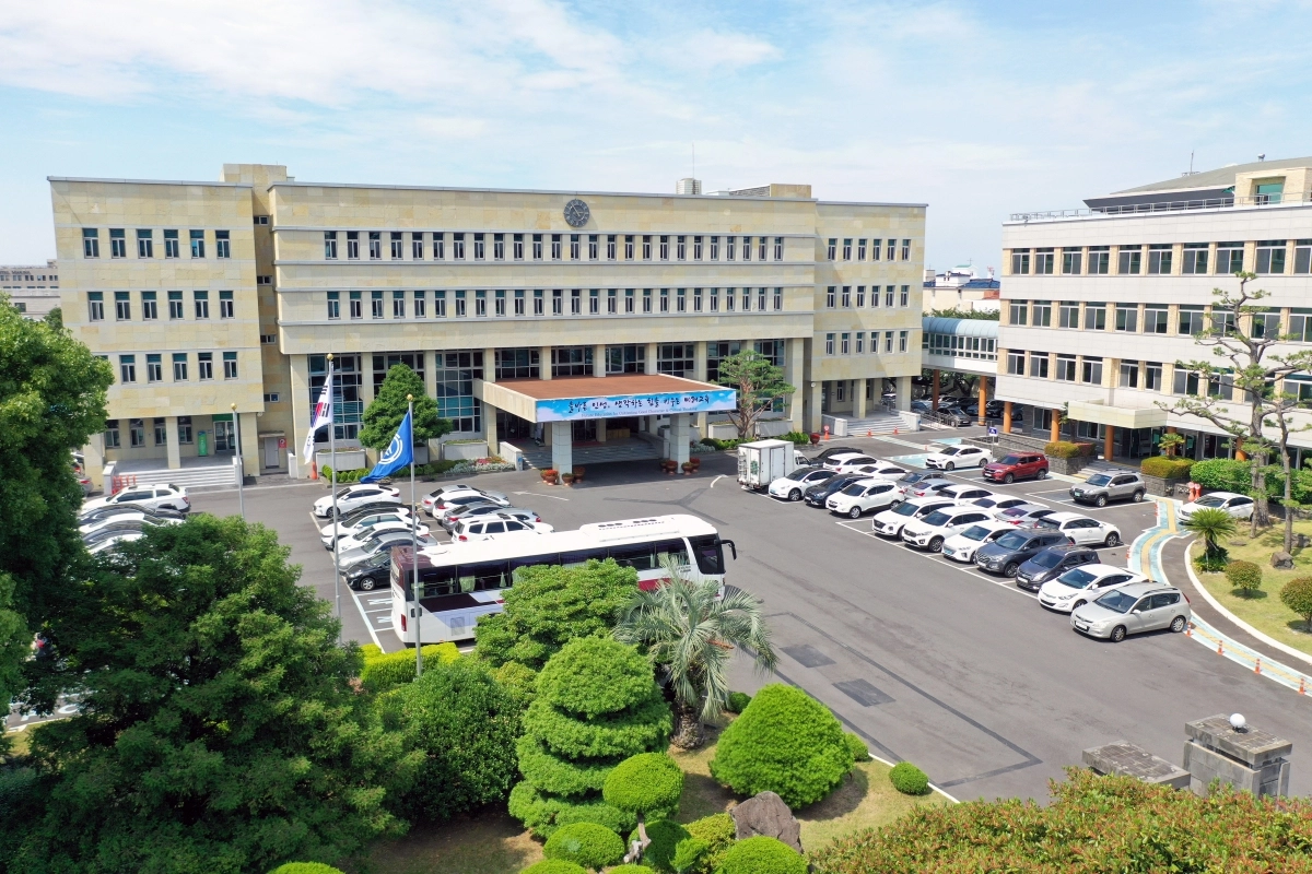 제주도교육청이 제주4·3의 역사를 왜곡하는 내용이 담겨진  리박스쿨 늘봄강사 교재로 활용된 책이 제주도내 공공도서관 등에 버젓이 비치돼 있는 것을 확인해 즉각 긴급 회수 조치에 나섰다. 사진은 제주도교육청 전경. 제주도교육청 제공