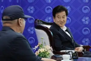 정동영에 무릎 꿇고 울며 호소…“너무 힘들다 가족 생사 확인이라도”