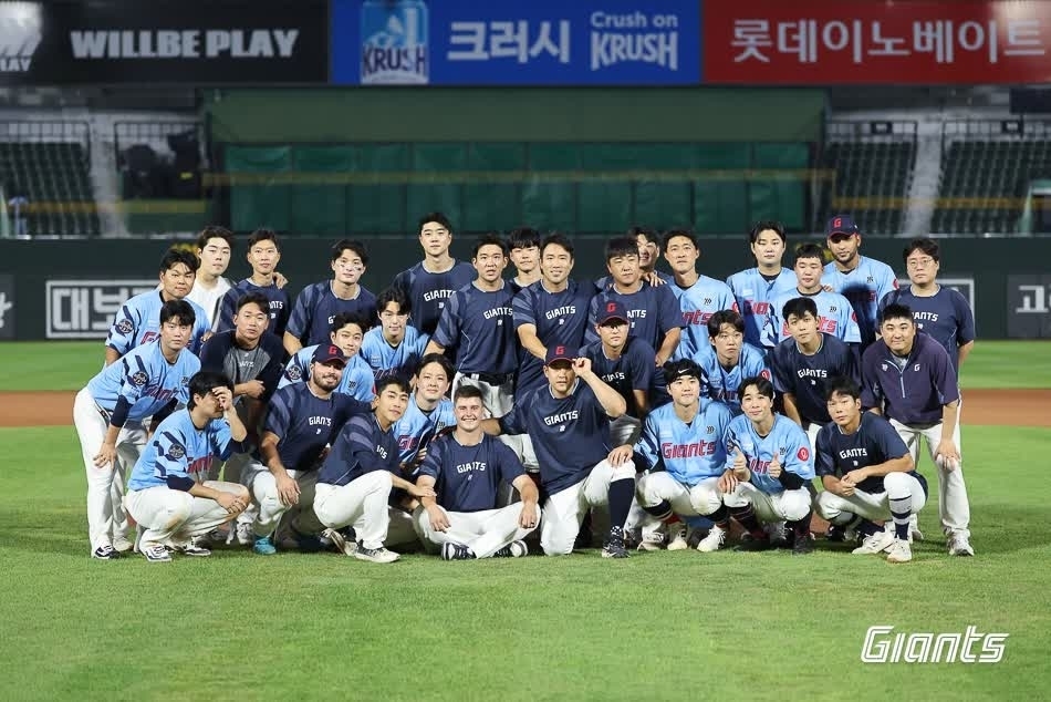 지난 6일 경기 직후 방출을 통보 받은 터커 데이비슨(앞줄 왼쪽 네 번째)이 동료들과 마지막 기념사진을 찍고 있다. 롯데 자이언츠 제공