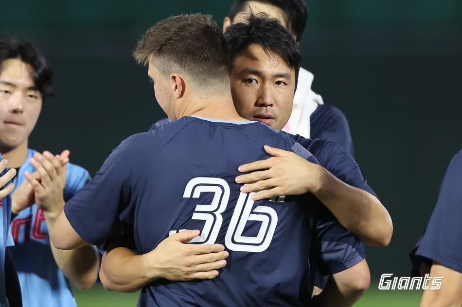 주장 전준우와 껴안고 작별 인사를 나누는 터커 데이비슨. 롯데 자이언츠 제공