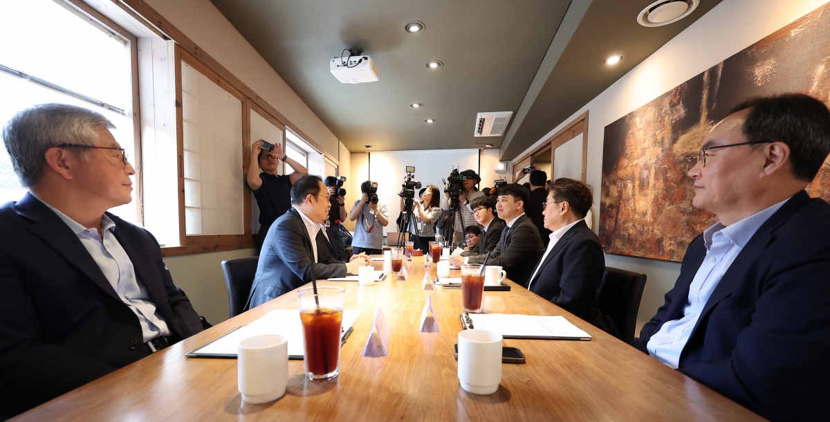 한성존 대한전공의협의회 비상대책위원장과 김국일 보건복지부 보건의료정책관이 7일 서울 중구 달개비에서 열린 수련협의체 제3차 회의에서 대화하고 있다. 뉴스1
