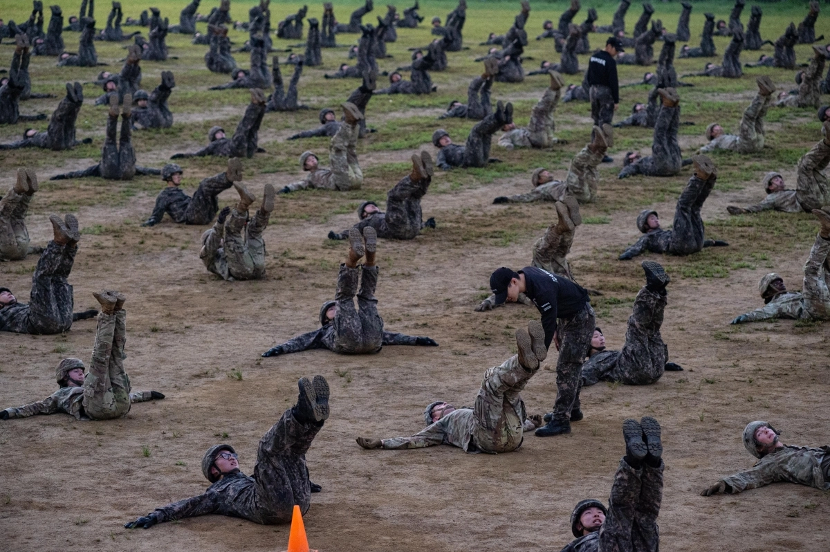 유격체조를 실시하는 한미 ROTC 후보생들. 2025.8.8 육군 제공