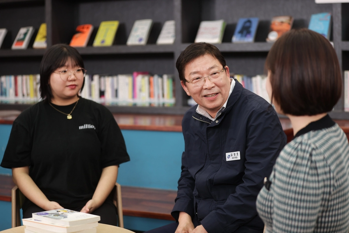 김경호(왼쪽 두 번째) 서울 광진구청장이 청년센터광진에서 대화를 나누고 있다.   광진구 제공