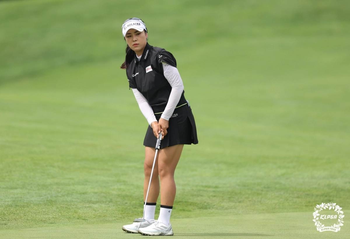 퍼팅하는 윤이나