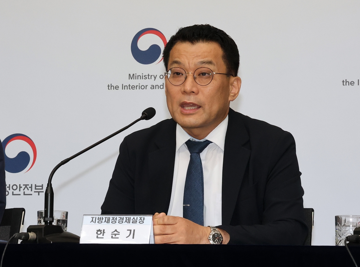 행정안전부 한순기 지방재정경제실장이 15일 정부세종청사 민원동 공용브리핑실에서 2025년 8회 정책설명회 ‘민생회복 소비쿠폰 10문 10답’을 설명하고 있다. 2025.7.15 연합뉴스