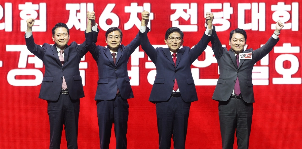 단체사진 촬영하는 국민의힘 당대표 후보들