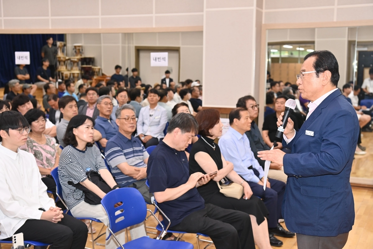 이현재 하남시장이 지난 7일 열린  가칭 ‘선동대교(수석대교)’ 주민설명회에서 인사말을 하고 있다. [하남시 제공]