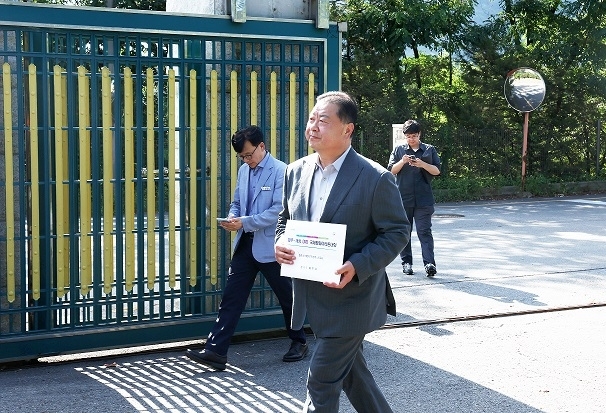 김경일 파주시장이  북한주민접촉신고서를 제출하기 위해 7일 통일부 정문을 들어서고 있다. [사진 파주시 제공]