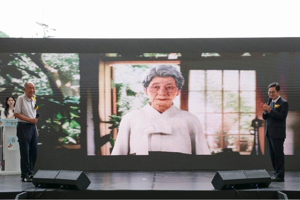 9일 경기도 광주시 나눔의집에서 열린 ‘2025년 일본군 위안부 피해자 기림의 날’ 기념식에서 김동연 경기도지사가 AI 기술로 복원 된 김순덕 할머니와 대화하고 있다. (경기도 제공)