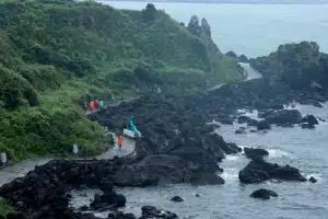 [포토] 비 내리는 제주 해변 산책