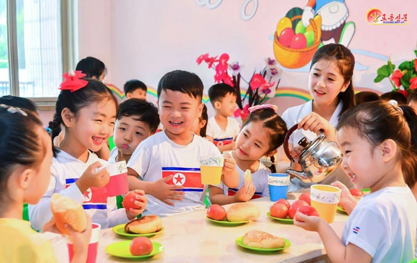 북한 노동당 기관지 노동신문은 9일 “우리 나라를 교육이 발전된 나라, 교육으로 흥하고 강성하는 교육강국, 인재강국으로 일떠세우려는 것이 우리 당의 드팀없는 목표이고 불변한 의지”라며 김정은 당 총비서의 ‘후대사랑’을 강조했다. <br>평양 노동신문 뉴스1