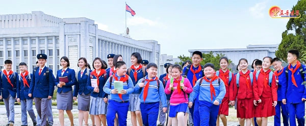 북한 노동당 기관지 노동신문은 9일 “우리 나라를 교육이 발전된 나라, 교육으로 흥하고 강성하는 교육강국, 인재강국으로 일떠세우려는 것이 우리 당의 드팀없는 목표이고 불변한 의지”라며 김정은 당 총비서의 ‘후대사랑’을 강조했다. <br>평양 노동신문 뉴스1