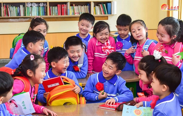 북한 노동당 기관지 노동신문은 9일 “우리 나라를 교육이 발전된 나라, 교육으로 흥하고 강성하는 교육강국, 인재강국으로 일떠세우려는 것이 우리 당의 드팀없는 목표이고 불변한 의지”라며 김정은 당 총비서의 ‘후대사랑’을 강조했다. <br>평양 노동신문 뉴스1