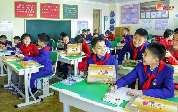 북한 노동당 기관지 노동신문은 9일 “우리 나라를 교육이 발전된 나라, 교육으로 흥하고 강성하는 교육강국, 인재강국으로 일떠세우려는 것이 우리 당의 드팀없는 목표이고 불변한 의지”라며 김정은 당 총비서의 ‘후대사랑’을 강조했다. <br>평양 노동신문 뉴스1
