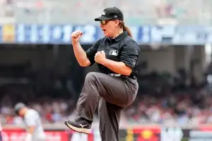 MLB 출범 150년 만에 첫 여성심판 탄생…젠 파월, 마이애미와 애틀랜타 전 더블헤더서 1루심 데뷔