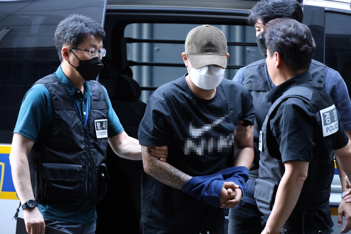 지난 5일 오전 대전 교제살인 사건 피의자 A(20대)씨가 입원 중이던 병원에서 퇴원하면서 경찰에 체포돼 대전서부경찰서로 들어서고 있다. 연합뉴스