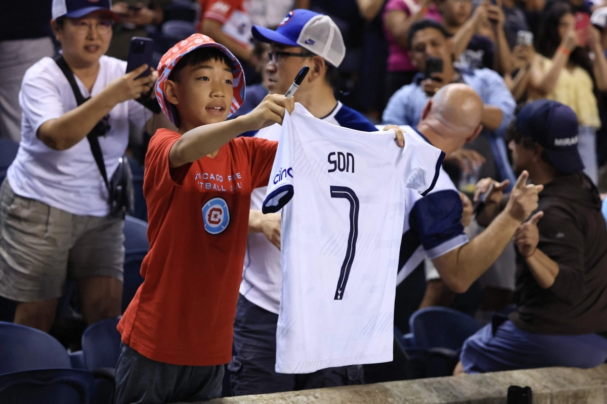 로스앤젤레스FC 원정 팬이 10일(한국시간) 미국 일리노이주 브리지뷰의 시트긱 스타디움에서 열린 2025 미국 메이저리그사커(MLS) 27라운드 시카고 파이어와의 경기에서 손흥민의 유니폼을 들고 응원하고 있다. AFP 연합뉴스