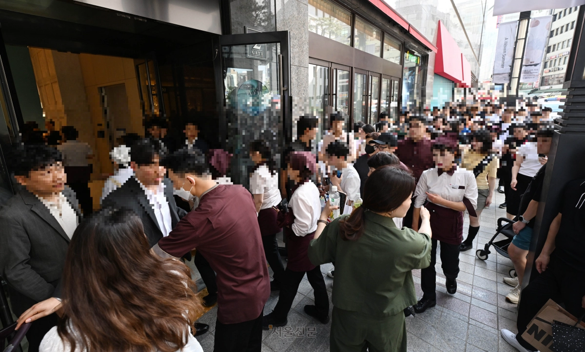 5일 오후 서울 신세계백화점 본점에서 한 인터넷 커뮤니티에 해당 백화점 내부에 폭발물을 설치했다는 협박글이 올라와 경찰특공대 등이 폭발물 수색을 벌였다. 사진은 수색 이후 직원 및 시민들이 재입장하는 모습. 2025.8.5. 홍윤기 기자