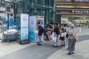 불볕더위 기승 속 AI 무인 냉장고 ‘군포 얼음땡’ 인기 폭발