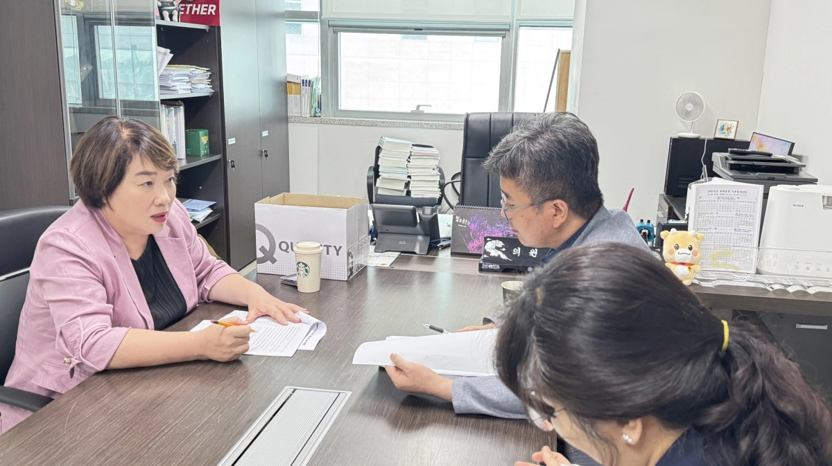 지미연 의원. 8월 8일, 경기도 복지국장과 담당자와 함께 ‘경기도 사회복지 인공지능 서비스 활용 촉진 지원 조례안’ 제정을 위한 정담회 개최. (사진=경기도의회)