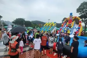 ‘제7회 순천 조례호수공원 물총축제’···비 속에서도 열기 ‘후끈’