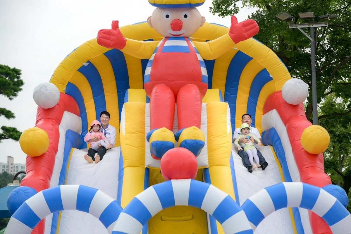 노관규 시장과 정철우 왕조1동 청년회장이 아이들과 함께 대형 슬라이드를 타고 내려오는 퍼포먼스를 펼치며 축제의 시작을 알렸다.