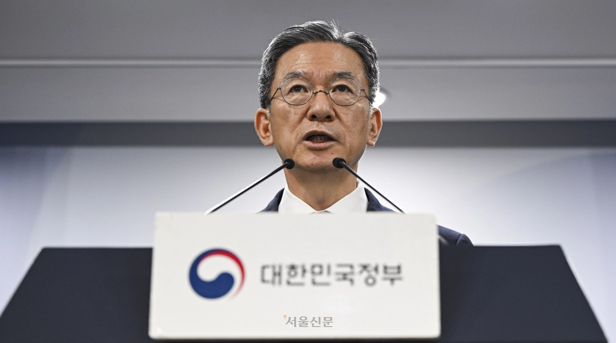 정성호 법무부 장관이 11일 서울 종로구 정부서울청사에서 8.15 광복절 특별 사면 명단을 발표하고 있다. 2025.8.11 이지훈 기자