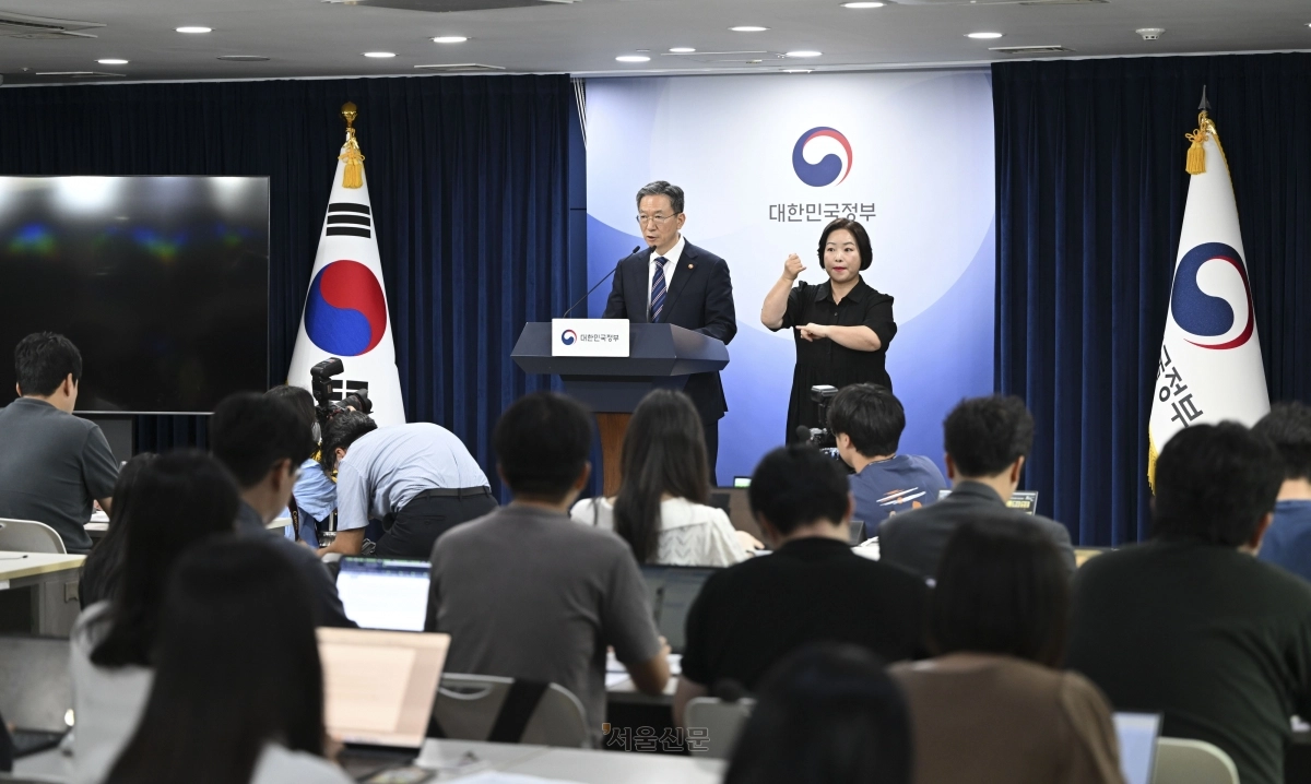 정성호 법무부 장관이 11일 서울 종로구 정부서울청사에서 8.15 광복절 특별 사면 명단을 발표하고 있다. 2025.8.11 이지훈 기자