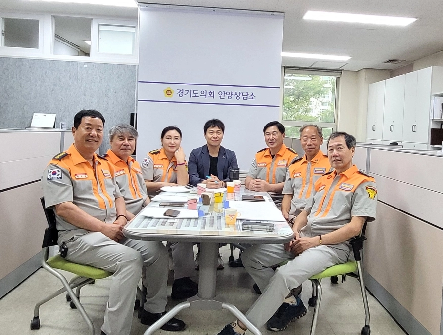 유영일 의원(도시환경위원회 부위원장). 8월 11일, 의회 안양상담소에서 안양시 의용소방대원장들과 면담을 갖고, 의용소방대 활동 여건 개선을 위한 애로사항 청취. (사진=경기도의회)