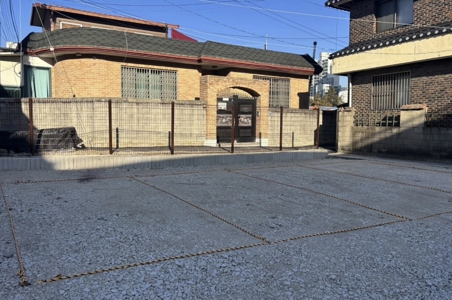 경기 포천시가 주택가 빈집을 철거해 마을 주차장으로 단장한 모습. [포천시 제공]