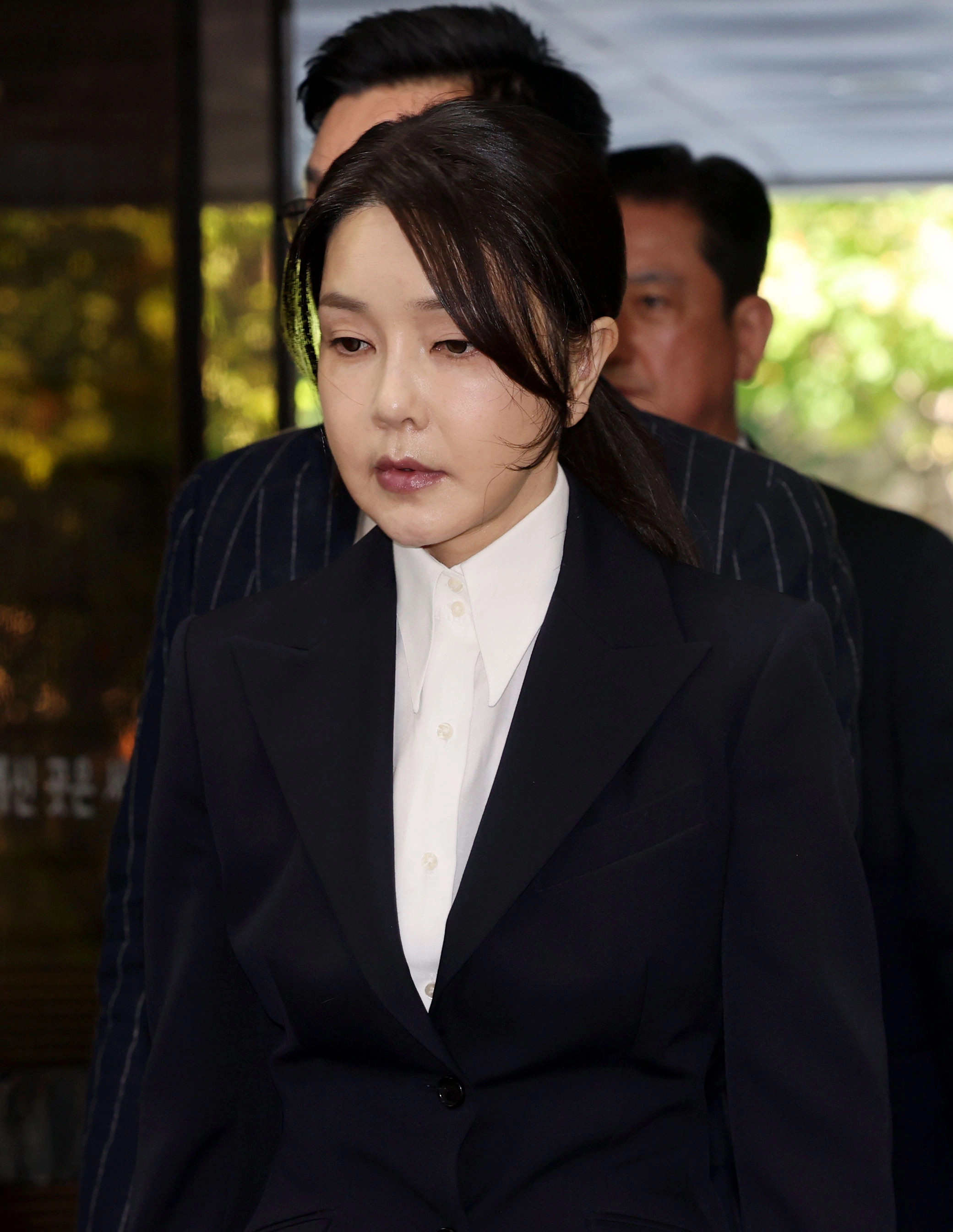 윤석열 전 대통령 부인 김건희 여사가 12일 구속 전 피의자 심문(영장실질심사)을 받기 위해 서울 서초구 서울중앙지법에 도착하고 있다. 2025.8.12 사진공동취재단