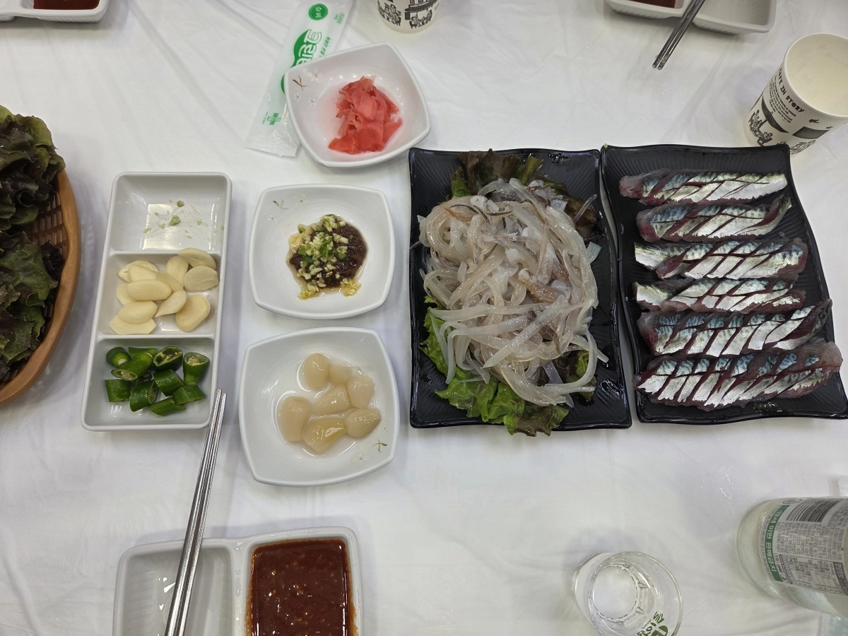 강원 속초시의 명소인 ‘오징어 난전’을 찾은 한 방문객이 오징어회 2마리를 5만 6000원에 주문해 먹다가 가게의 불친절한 태도에 가게를 나섰다고 밝혔다. 해당 방문객은 근처 횟집에서 오징어회 2마리(사진)를 2만원에 주문할 수 있었다며 오징어 난전에서 바가지 피해를 당했다고 주장했다. 자료 : 속초시청 홈페이지 자유게시판