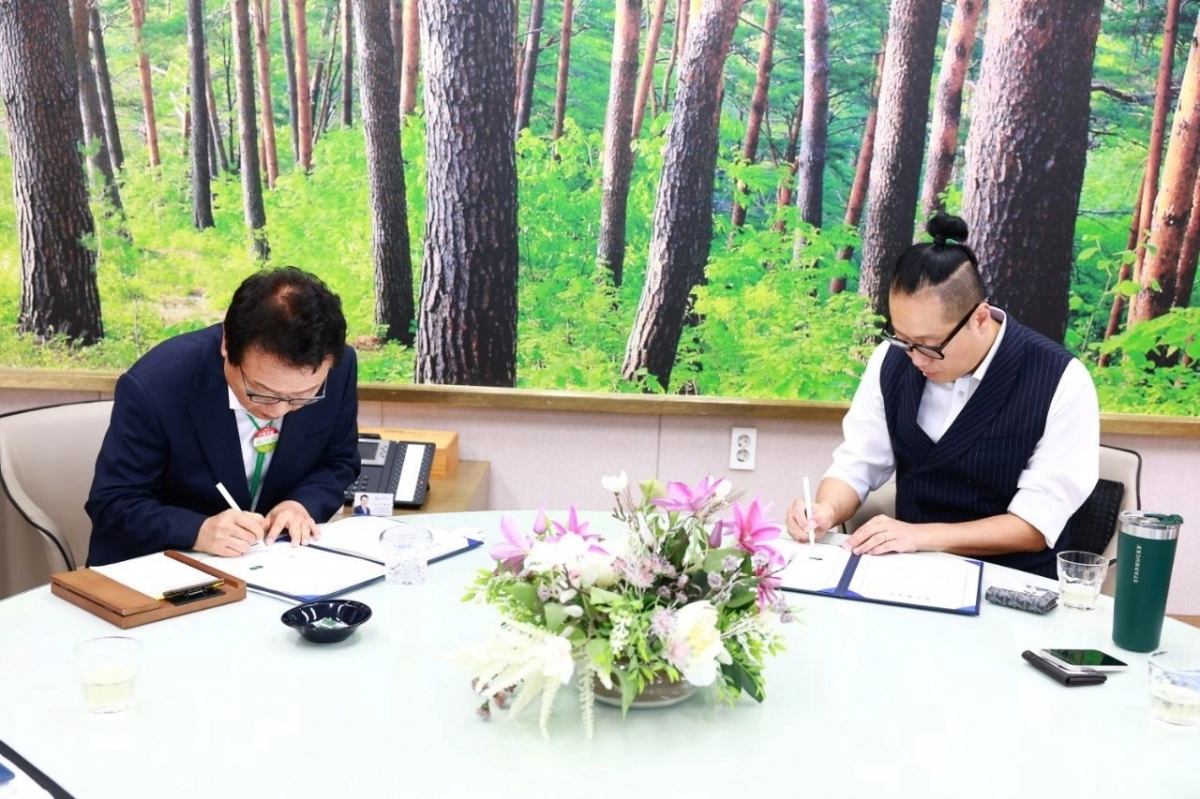 손병복(왼쪽) 울진군수과 정광윤 리본디어스 이사장이 7일 울진군청에서 산불 피해 지역 주민 치유와 회복 및 지역사회 활성화를 위한 상호협력을 약속하는 업무협약을 체결했다. 리본디어스 제공