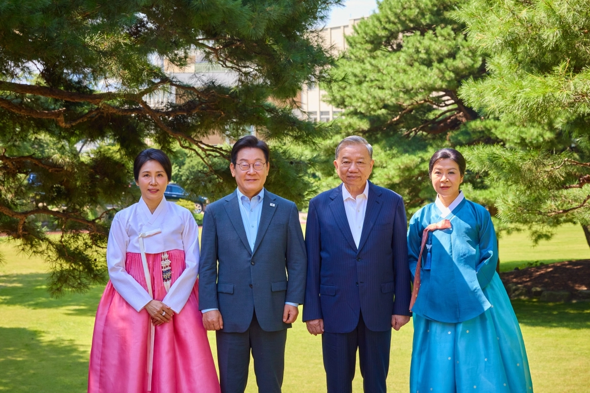 기념촬영 하는 한·베트남 정상 내외
