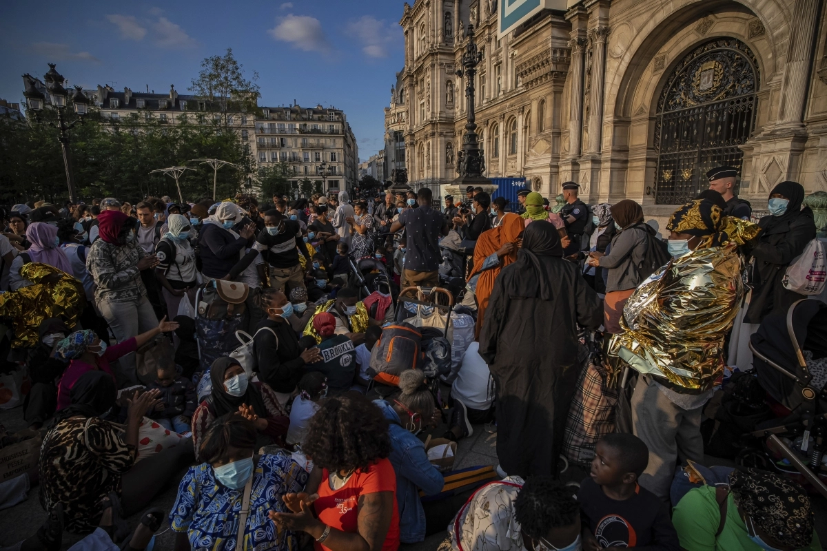 지난 5일(현지시간) 프랑스 파리 시청 인근에서 인권단체 ‘유토피아56파리’가 주최한 집회에 참여한 노숙자들의 모습. 이 기사와 직접적인 관련 없음. AP 뉴시스