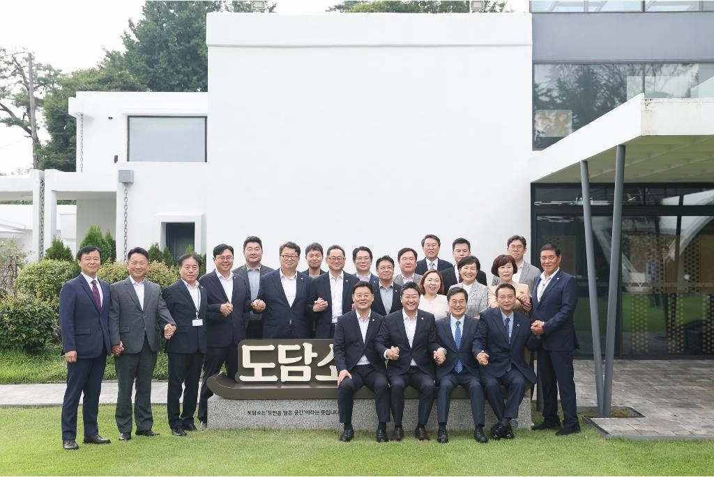 13일 오전 도담소에서 김동연 경기도지사, 김진경 경기도의회 의장, 최종현 경기도의회 더불어민주당 대표 의원, 백현종 경기도의회 국민의힘 대표 의원, 각 당 대표단과 주요 내빈 등이 기념 촬영을 하고 있다. (경기도 제공)