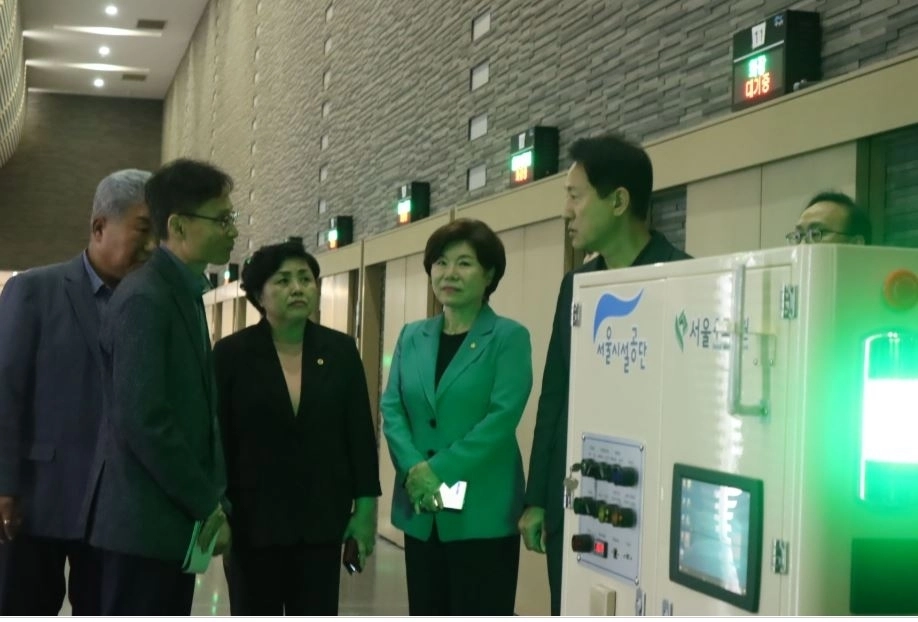 지난 11일 서울추모공원을 방문해 화장로 증설과 부대 시설 개선 현황을 점검한 김영옥 위원장