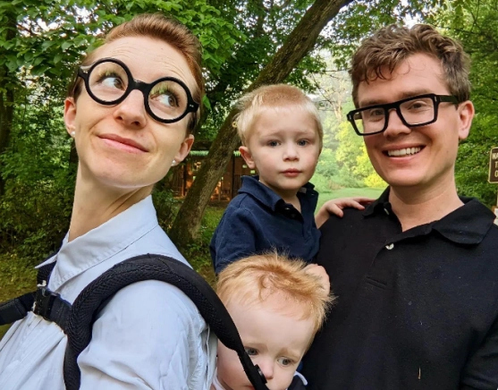 출산장려운동을 벌이는 맬컴 콜린스(오른쪽)와 시몬 부부 가족