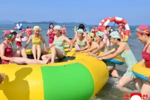 [포토] 북한 혁명학원 원아들 원산갈마해안 관광