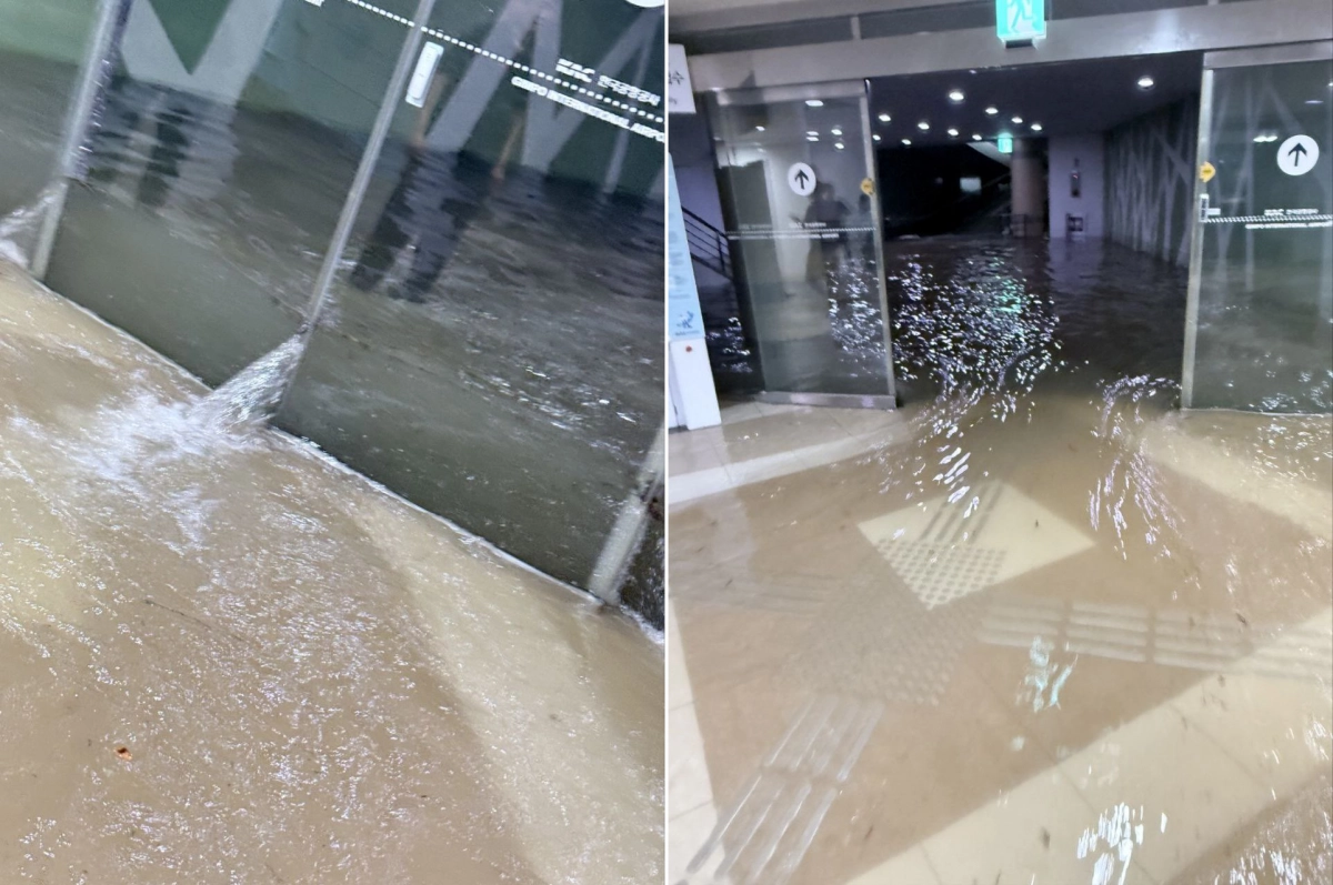 수도권을 중심으로 집중호우가 내린 13일 서울 강서구 김포공항 게이트로 빗물이 쏟아져 들어오고 있다. 엑스 계정 ‘King_James_Kim’ 캡처