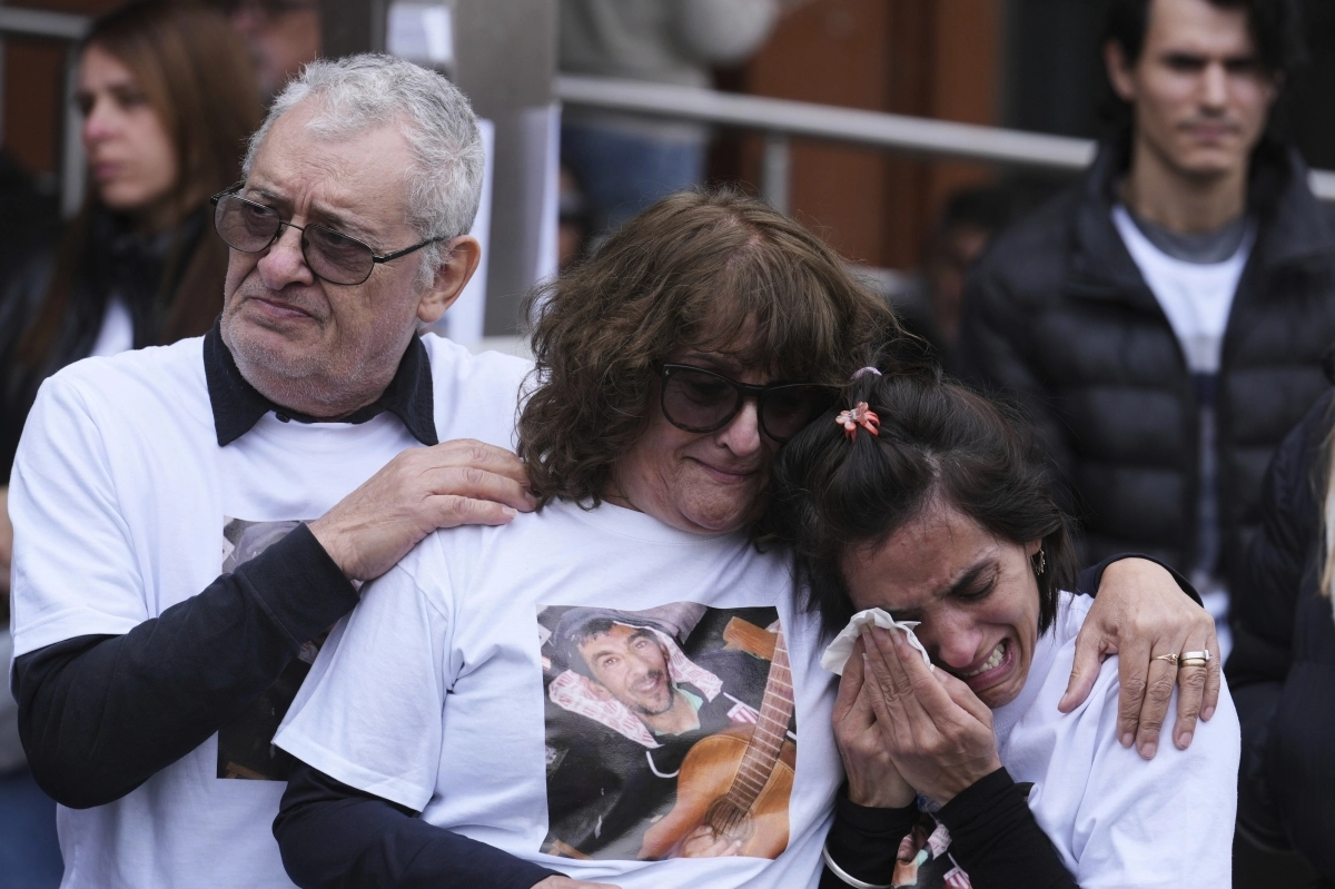 아르헨티나의 라플라타시 이탈리아노 병원 앞에서 입원 중 오염된 펜타닐 투약으로 사망한 다니엘 세바스티안 오비에도의 가족들이 항의 시위에서 오열하고 있다. 2025.8.14  AP 연합뉴스