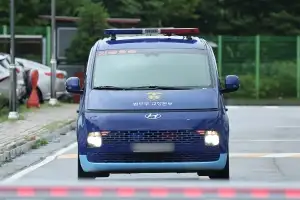 김건희, 수갑 찬 채 호송차 올라…구속 후 첫 특검 조사