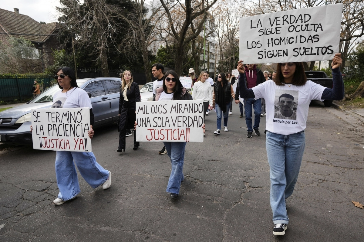 아르헨티나 라플라타에서 입원 중 펜타닐로 오염된 약물을 복용한 후 사망한 희생자의 친척들이 정의를 요구하는 시위를 벌이고 있다. 2025.8.1 AP 연합뉴스