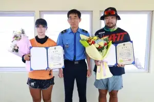 물에 빠진 4남매 구한 해양재난구조대원에… 제주해경청장 감사장 수여